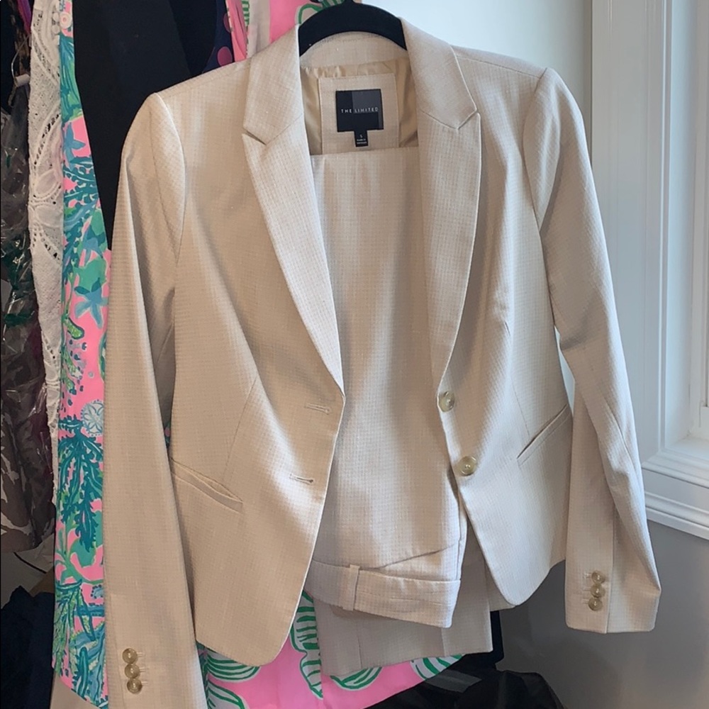 The limited beige houndstooth suit set